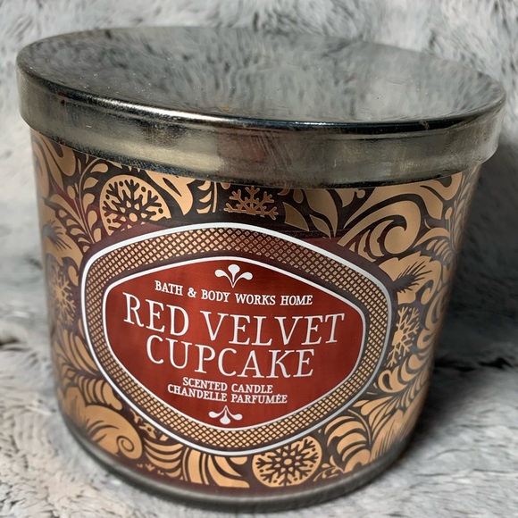 Red Velvet Cupcake 3-Wick Candle from Bath & Body Works (2018) BBW - Picture 1 of 3